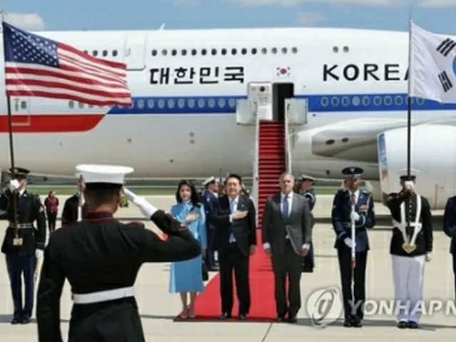 米ワシントン郊外のアンドルーズ空軍基地に到着した尹大統領夫妻＝24日、ワシントン（聯合ニュース）