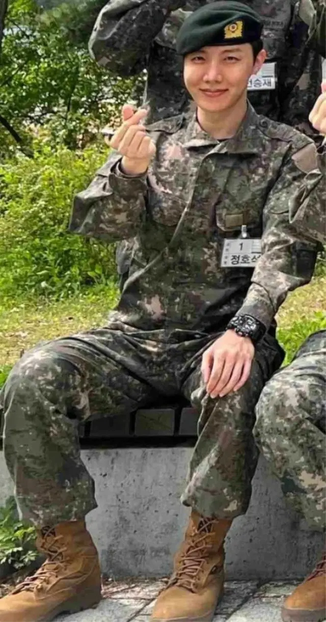 「BTS」J-HOPE、軍服を着て可愛く指ハート…訓練所の近況公開（画像提供:wowkorea）