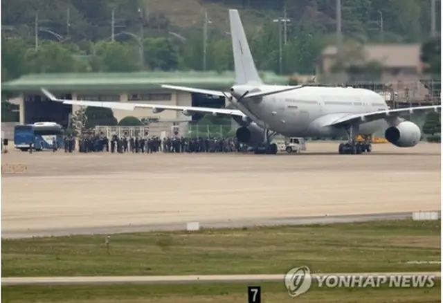 スーダンから退避した人たちが空中給油輸送機ＫＣ３３０から降りた＝２５日、城南（聯合ニュース）