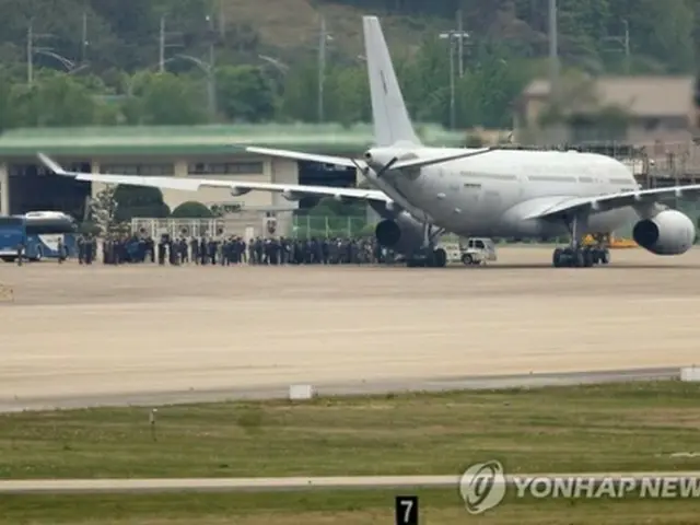 スーダンから退避した人たちが空中給油輸送機ＫＣ３３０から降りた＝２５日、城南（聯合ニュース）