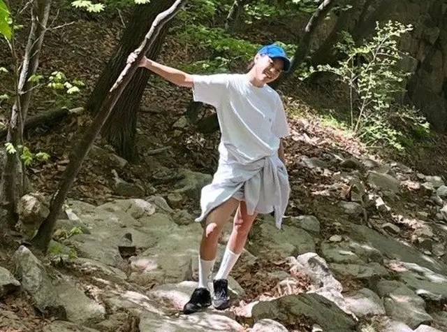 女優ハン・ヒョジュ、海の次は山、「私の足どうしよう」…登山中に何かあった？（画像提供:wowkorea）
