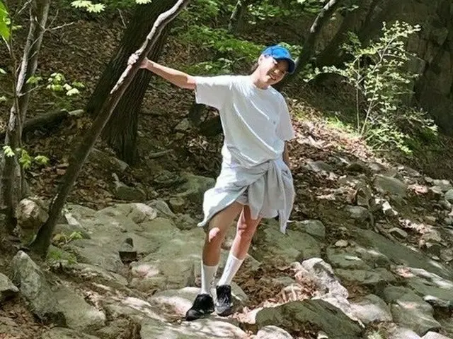 女優ハン・ヒョジュ、海の次は山、「私の足どうしよう」…登山中に何かあった？（画像提供:wowkorea）