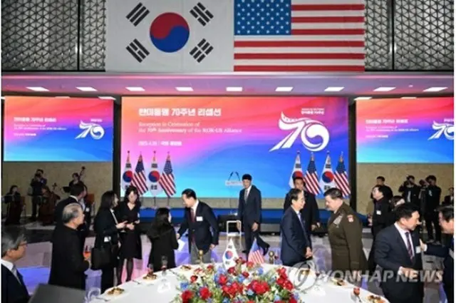 レセプションの様子（国会写真記者団）＝２６日、ソウル（聯合ニュース）