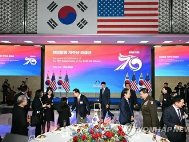 レセプションの様子（国会写真記者団）＝２６日、ソウル（聯合ニュース）