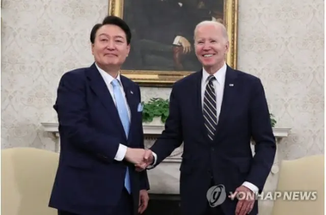 会談で握手を交わす尹大統領（左）とバイデン大統領＝２６日、ワシントン（聯合ニュース）
