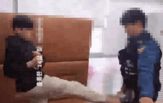 手錠をかけられた男子中学生、暴言を吐きながら警察官を蹴る様子が物議＝韓国（画像提供:wowkorea）
