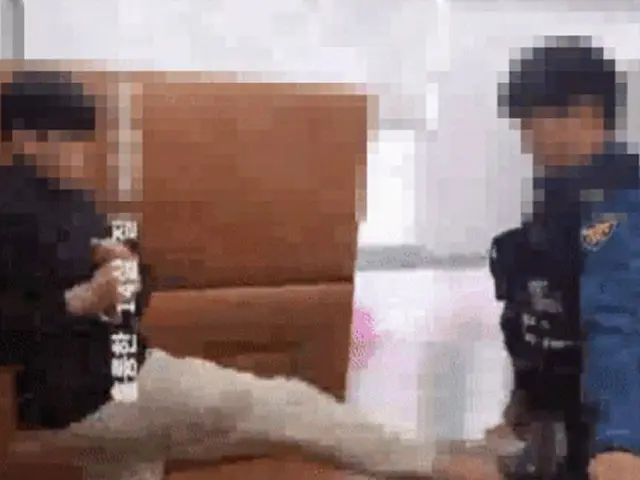 手錠をかけられた男子中学生、暴言を吐きながら警察官を蹴る様子が物議＝韓国（画像提供:wowkorea）