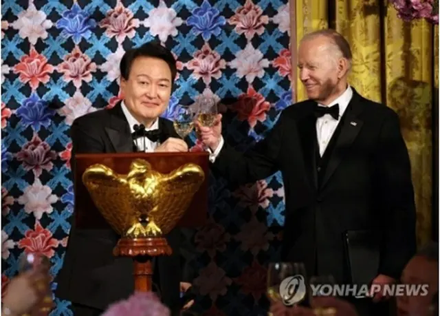 乾杯する尹大統領（左）とバイデン大統領＝２６日、ワシントン（聯合ニュース）