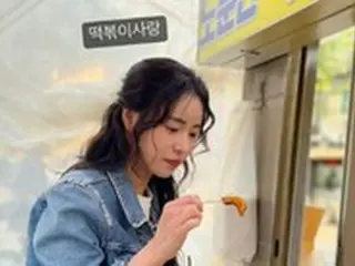 女優イム・ジヨン、恋人の俳優イ・ドヒョンも嫉妬する？トッポッキ愛…見つめる瞳からはちみつがこぼれそう