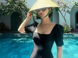 「Brave Girls」ユナ、”完全体”カムバック前の近況＝ブラック水着＆個性的な帽子で夏先取り