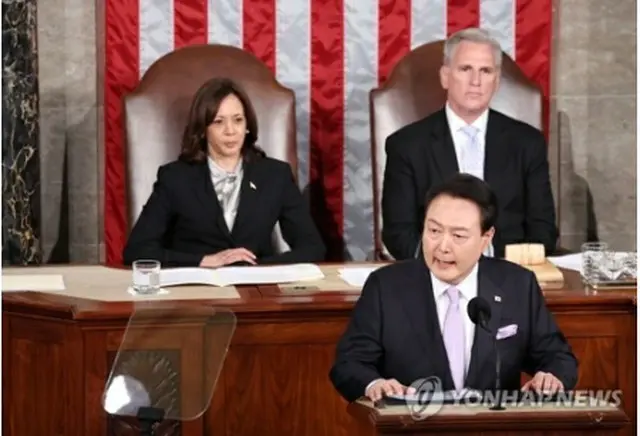 米連邦議会議事堂で開かれた上下両院合同会議で演説する尹大統領＝27日、ワシントン（聯合ニュース）