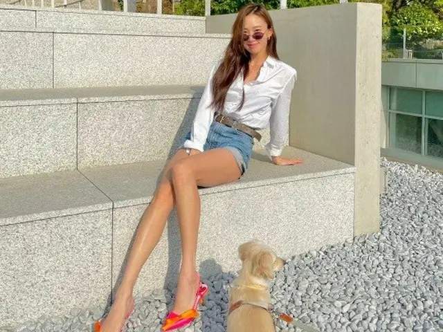 女優コ・ソンヒ、新妻のセクシーな脚線美…愛犬もうっとり？（画像提供:wowkorea）