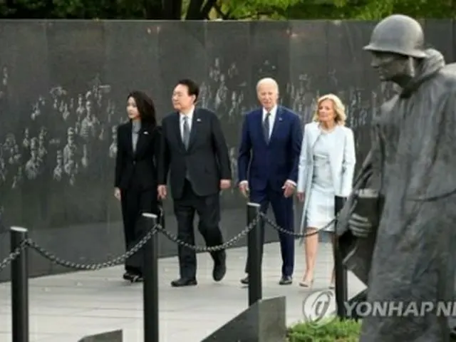 ワシントンにある朝鮮戦争戦没者慰霊碑を訪問した韓米首脳夫妻＝（聯合ニュース）