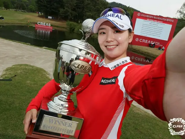 イ・ダヨンが優勝カップを掲げ喜んでいる。（画像提供:wowkorea）
