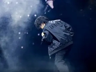 SUGA（BTS）、ソロワールドツアーで「ヴァレンティノ」の衣装2ルックを着用！
