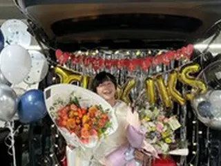 チャン・グンソク、オールホワイトファッションで両手に花束…”ク・ドハン、お疲れさまでしたㅡ！”