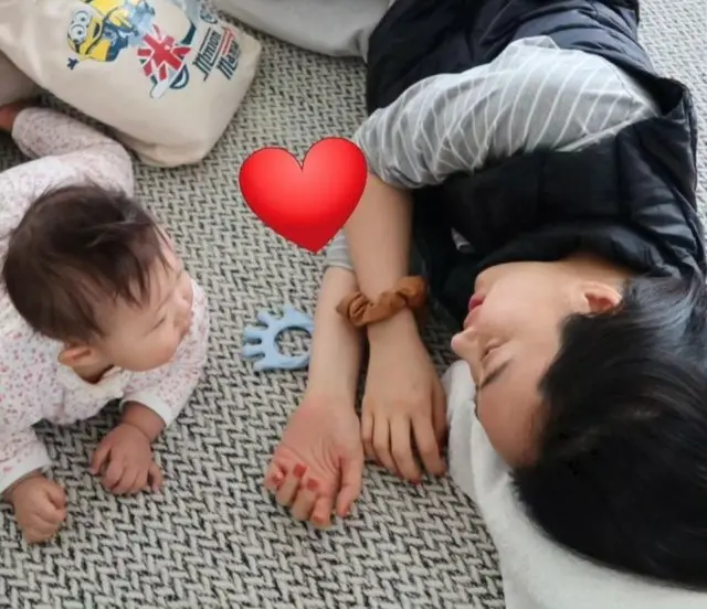 女優キム・ミンジョン、姪っ子にすっかりメロメロ…早く結婚して赤ちゃんを産まないとね（画像提供:wowkorea）