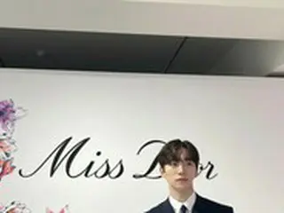 「2PM」ジュノ、ダンディなスーツ姿に視線集中…花もかすむビジュアル