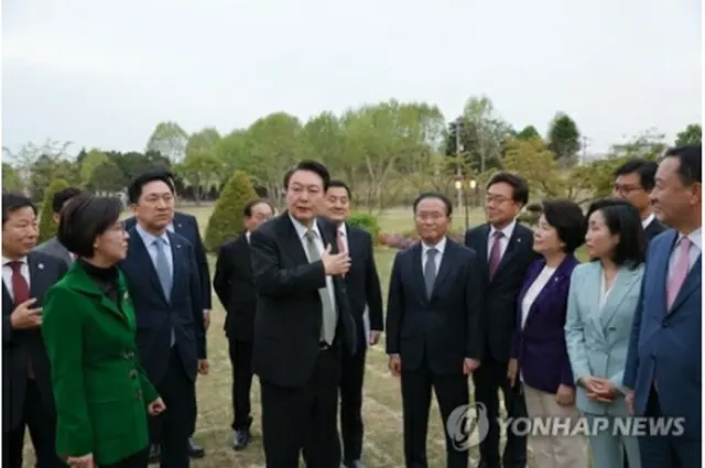 与党執行部との夕食会に参加した尹大統領（中央、大統領室提供）＝（聯合ニュース）≪転載・転用禁止≫
