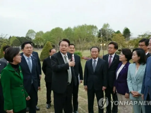 与党執行部との夕食会に参加した尹大統領（中央、大統領室提供）＝（聯合ニュース）≪転載・転用禁止≫