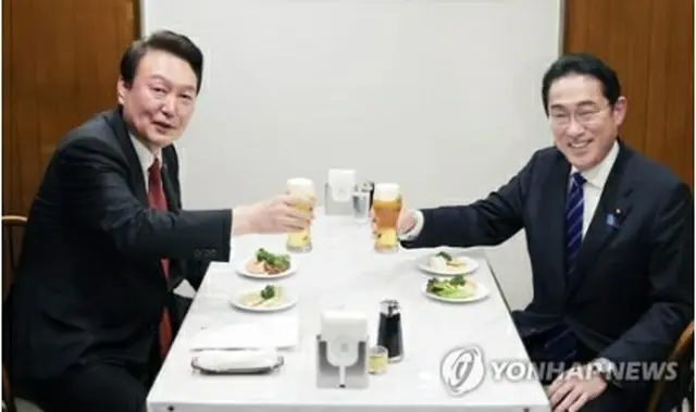 ３月１６日、首脳会談後に東京・銀座の老舗洋食店「煉瓦亭」で杯を交わす尹大統領（左）と岸田首相＝（聯合ニュース）