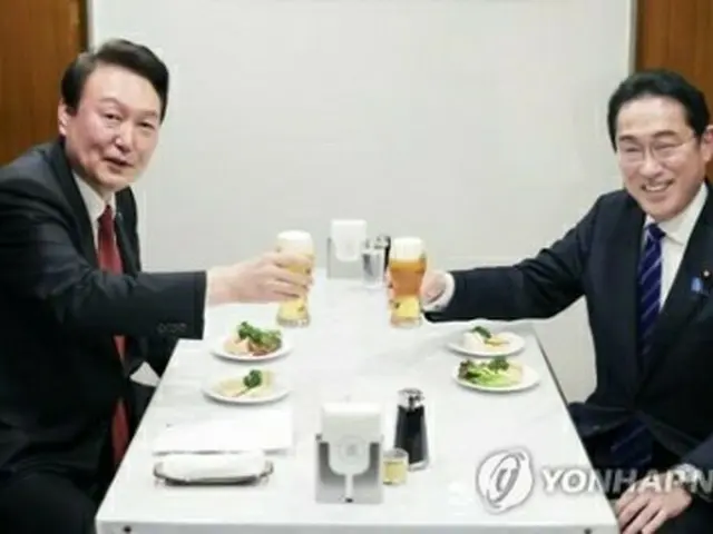 ３月１６日、首脳会談後に東京・銀座の老舗洋食店「煉瓦亭」で杯を交わす尹大統領（左）と岸田首相＝（聯合ニュース）