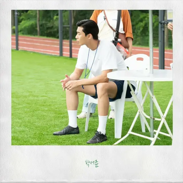 パク・ソジュン、まるでサッカー監督そのもの（画像:Awesome ENT SNS）