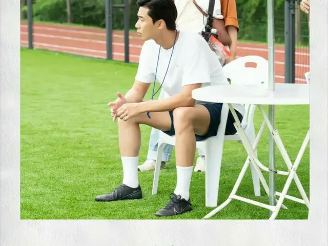 パク・ソジュン、まるでサッカー監督そのもの（画像:Awesome ENT SNS）