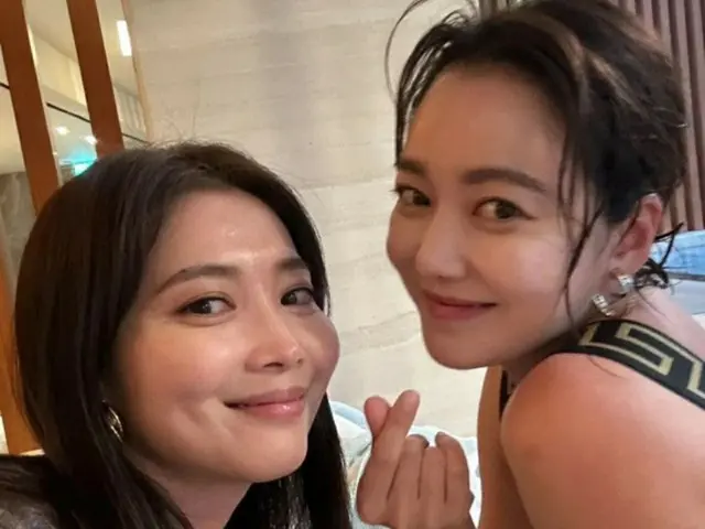 自撮りをするイ・ソヨンとオ・ユナ。（画像提供:wowkorea）