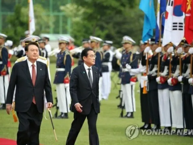 歓迎式で儀仗隊による栄誉礼を受ける岸田首相（右）。左は尹大統領＝７日、ソウル（聯合ニュース）