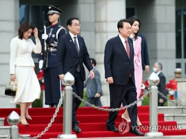 公式歓迎式に出席した韓日首脳夫妻＝７日、ソウル（聯合ニュース）