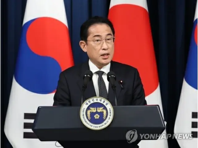 韓日首脳会談終了後の共同記者会見で発言する岸田首相＝7日、ソウル（聯合ニュース）