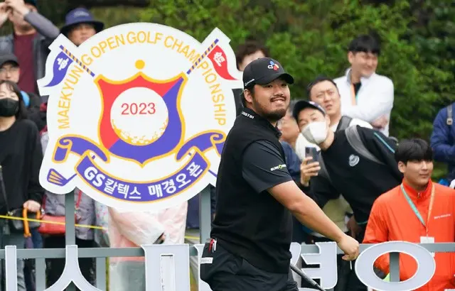 優勝チョン・チャンミンがショット後、ボールを確認している。（画像提供:wowkorea）