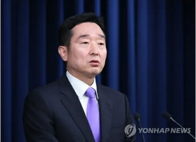 記者会見する李報道官＝８日、ソウル（聯合ニュース）