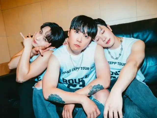 「FTISLAND」、ホワイトのタンクトップを着てぴったりと寄り添って（画像:ホンギSNS）