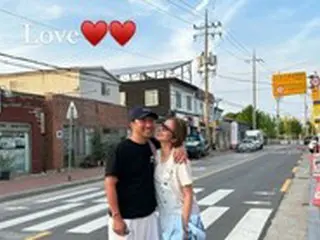 歌手ソン・ダムビ＆イ・ギュヒョク夫妻、道路も溶けそうな”熱々ツーショット”公開