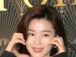 【フォト】女優チョン・ジヒョン、ブラックコーデの魅惑的な雰囲気でフォトイベントに出席！