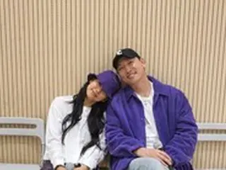 歌手イ・ヒョリ（Fin.K.L.）、夫イ・サンスンではない隣の男性は誰？…肩にもたれて仲良しツーショット