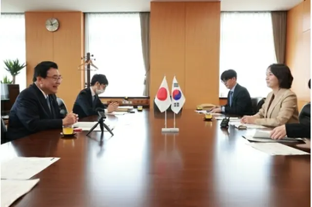面会した李氏（右）と後藤氏（中小ベンチャー企業部提供）＝（聯合ニュース）≪転載・転用禁止≫