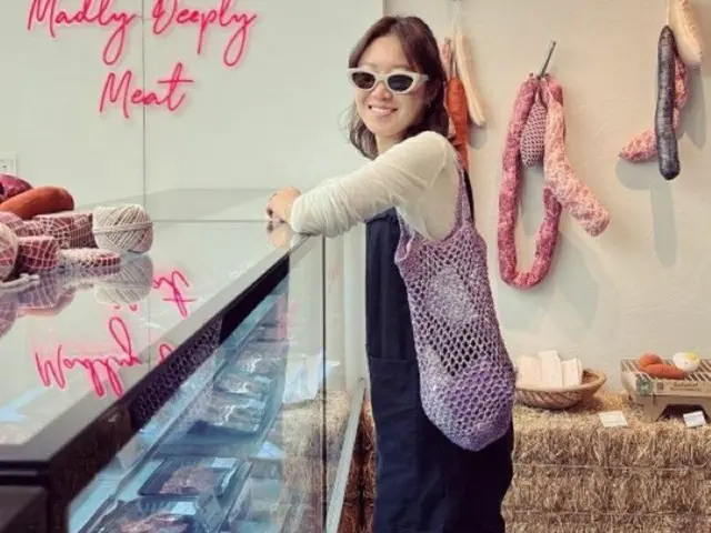 女優コン・ヒョジン、夫のケビン・オーのための夕食を準備？お肉屋さんでショッピングの近況ショット（画像提供:wowkorea）