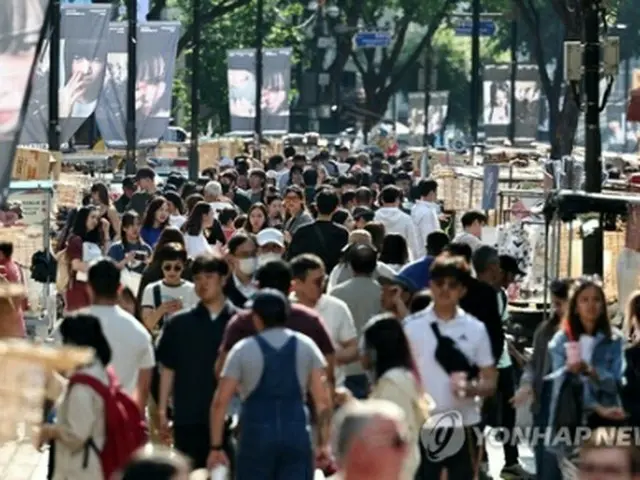 14日、マスクを外した人が行き交うソウルの繁華街・明洞（資料写真）＝（聯合ニュース）