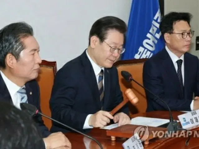 国会で開かれた共に民主党の最高委員会議に出席した同党の李代表（中央）＝15日、ソウル（聯合ニュース）