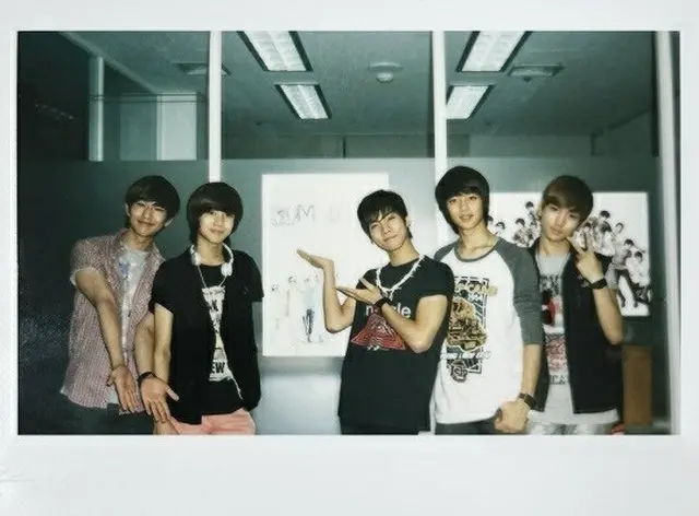 「SHINee」、故ジョンヒョンさんと共にした2009年…SMが完全体写真を公開（画像提供:wowkorea）