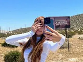 「BLACKPINK」のLISA、隠しても隠しきれない魅力…ちゃめっ気あふれる自撮り写真