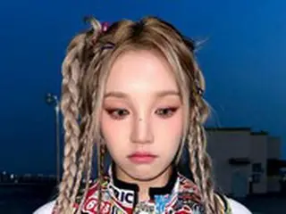 「(G)I-DLE」YUQI、クロップドTシャツ＆個性的なベストで”ハーレイ・クイン”に