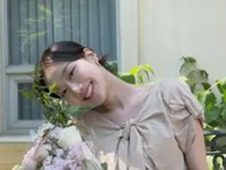 元「APRIL」イ・ナウン、SNS再開し近況報告＝花束を手に”満面の笑み”