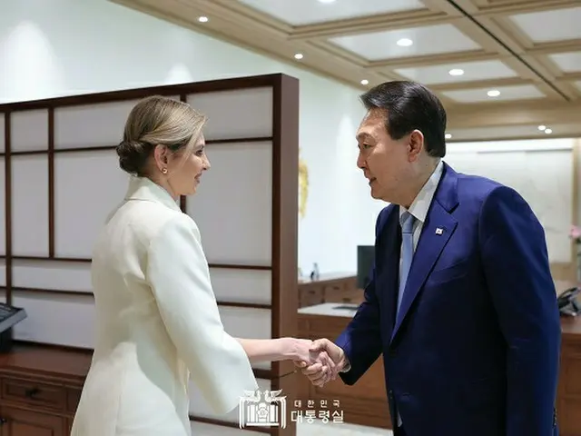 韓国の尹錫悦大統領が16日、ウクライナ大統領夫人であるオレーナ・ゼレンシカ氏と握手を交わしている様子（画像提供:wowkorea）