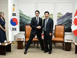 トルドー加首相、韓国国会議長との面談で見せた”マナー足”が話題に