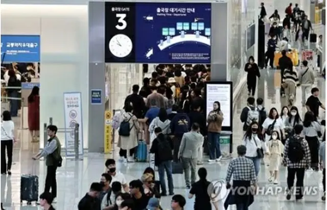 多くの旅行客で混雑する仁川国際空港（資料奢侈）＝（聯合ニュース）