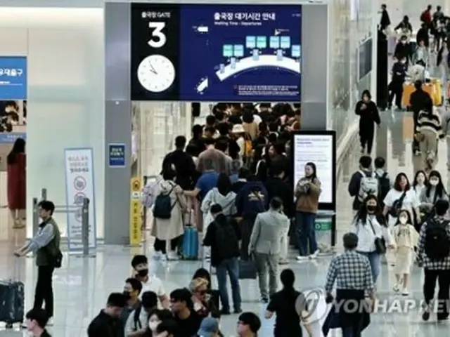 多くの旅行客で混雑する仁川国際空港（資料奢侈）＝（聯合ニュース）